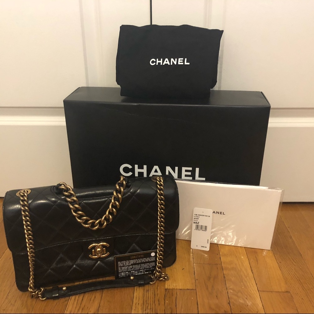 CHANEL Authentic Black Leather Sac Rabat Flapbag